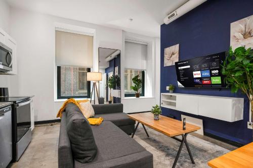 Kuchyň nebo kuchyňský kout v ubytování CozySuites Stunning 1BR in Downtown Pitts #8