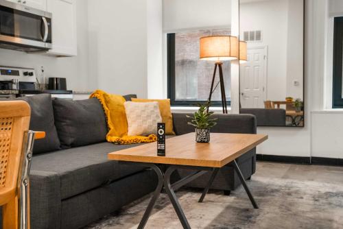 Posezení v ubytování CozySuites Stunning 1BR in Downtown Pitts #8