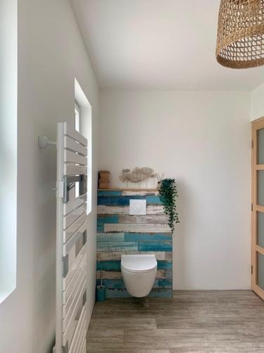 une salle de bain avec toilettes dans une chambre dans l'établissement Charming quiet house in Bordeaux, à Bordeaux