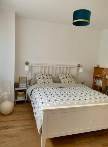 - une chambre avec un lit blanc et une lampe bleue dans l'établissement Charming quiet house in Bordeaux, à Bordeaux