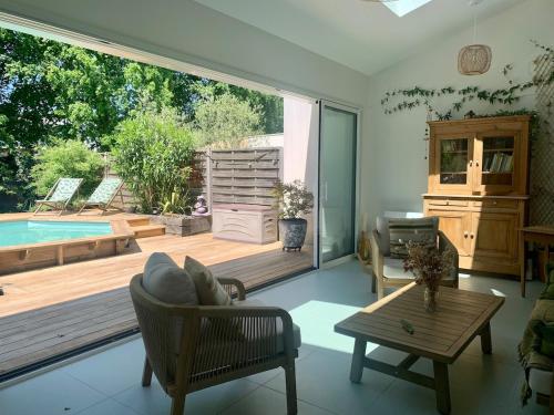 - un salon avec vue sur la piscine dans l'établissement Charming quiet house in Bordeaux, à Bordeaux