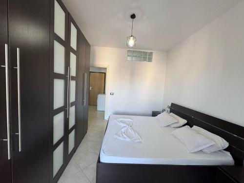 Llit o llits en una habitació de Majd apartment
