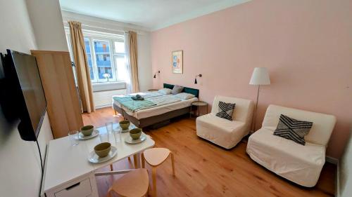 een woonkamer met een bed en een bank bij Flat in Zizkov -401- in Praag