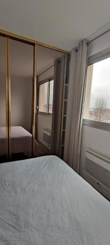 une chambre avec un lit et une fenêtre dans l'établissement L'Ancre d'Or Arcachon Port - Vue Exceptionnelle - Plage à 2 min - Parking, à Arcachon