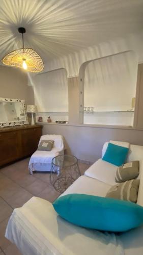 une chambre avec deux lits et une table dans une pièce dans l'établissement une pépite ZEN et COSY, parking jardin, idéal pour se ressourcer au calme, au Cannet