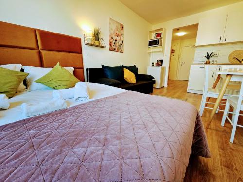 LIVE-INN PRAGUE 1 BDR CITY VIEW SUITE FOR 1-4 GUESTS, 20 Mins to center, Lift, Gym, Reception, Parking, Roof Terrace, Game & Party