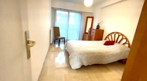 une chambre avec un lit et une fenêtre dans l'établissement Cannes appartement à louer, à Cannes