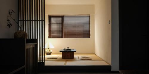 a room with a table and a window at Huangshan Yixian Pumanmanju Hotel in Huangshan