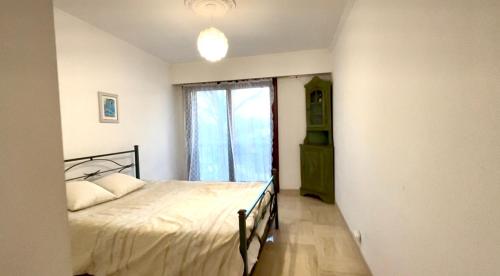une chambre avec un lit et une fenêtre dans l'établissement Cannes appartement à louer, à Cannes