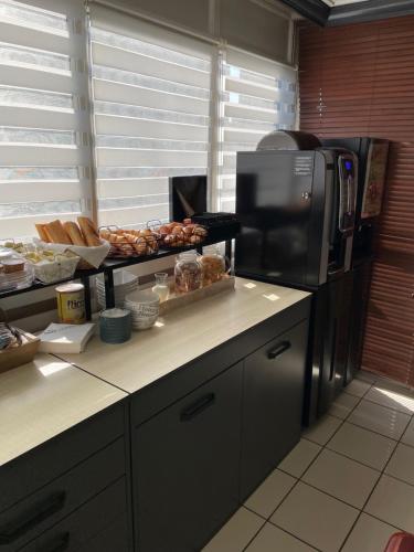 Una cocina o zona de cocina en Brit Hotel Cherbourg