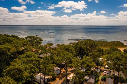 Un toit sur le bassin bungalow camping les viviers