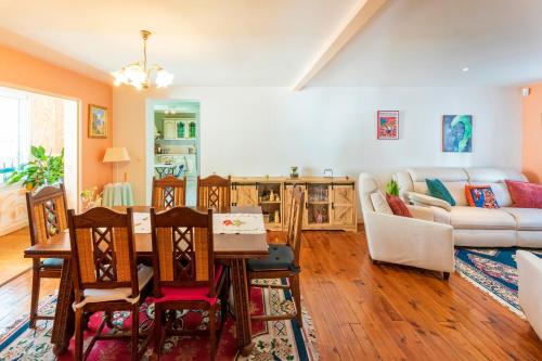 un salon avec une table et un canapé dans l'établissement Maison de ville, à Saint-Jean-de-Luz