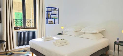 a bedroom with a bed with towels on it at Chez Flader - Le Verveine - Neuf & Moderne Centre De Langeac in Langeac