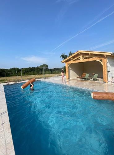 - une piscine avec toboggan dans l'établissement Gîte Petite Rousserie sur domaine La Rousserie, à Cadillac-en-Fronsadais