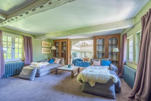 un salon avec un lit et un canapé dans l'établissement Maison Le Clos Longlais - Welkeys, à Grangues