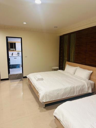 a bedroom with two beds and a kitchen at Bright Starry Hostel -Vacation in Donggang in Donggang