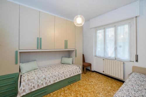 ein kleines Schlafzimmer mit einem Bett und einem Fenster in der Unterkunft Ca' di GiuPa Finalborgo Outdoor in Finale Ligure