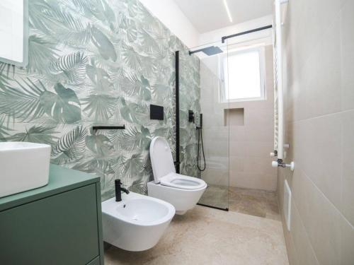 een badkamer met toilet, wastafel en douche bij Villa Donnosanto a 5 Minuti Da Spiaggia. Ostuni 10 in Carovigno
