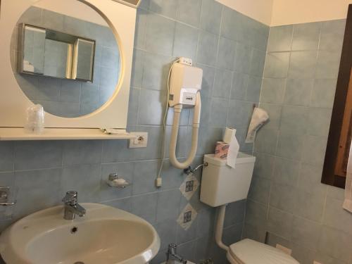 Koupelna v ubytování Albergo La Perla