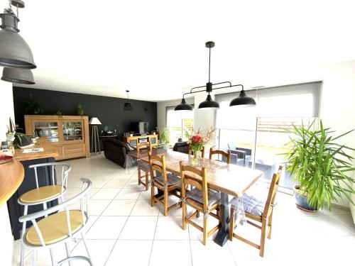une cuisine et une salle à manger avec une table et des chaises dans l'établissement Maison 5 pièces 6 a 7 personnes à proximité de la plage du Fort-Bloqué - Wi-fi - Maeline, à Ploemeur