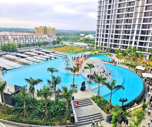 Una vista aérea de una piscina en un resort. en Midori Park The Glory, 2PN Cao Tầng 23, View hồ bơi, en Ga Phú Trung