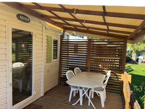 une table et des chaises sur une terrasse avec pergola dans l'établissement E003 - Chez Maurice et Marie, à Boofzheim