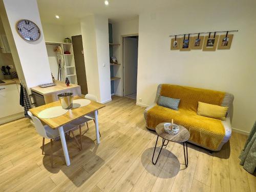 un salon avec un canapé et une table dans l'établissement Gite L'hortensia, à Soultz-Haut-Rhin