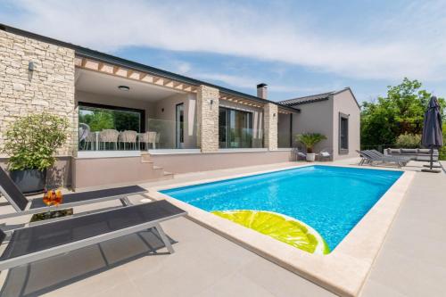 NedeščinaにあるVilla AntheaPaola near Labin - Rabac for 8 people with heated private pool and children playgroundの家の裏庭にあるプール