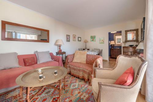 un salon avec un canapé, une table et des chaises dans l'établissement Appartement pour 4 au Pouliguen, avec terrasse, au Pouliguen