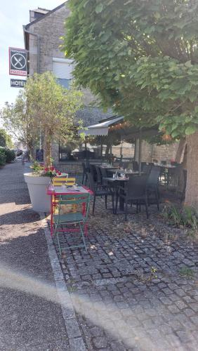 a table and chairs sitting outside of a restaurant at MillSaveurs in Dinan
