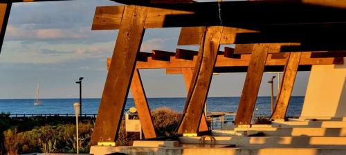 une grande structure en bois avec l'océan à l'arrière-plan dans l'établissement Naturiste Cap d'Agde Phantasme Naturiste Port Nature 94 Vue Mer, au Cap d'Agde