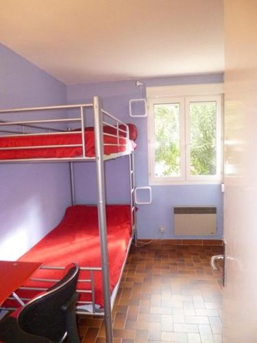 une chambre avec deux lits superposés et une fenêtre dans l'établissement Appart 3 pièces 6 couchages BANYULS SUR MER BN100-003C, à Banyuls-sur-Mer