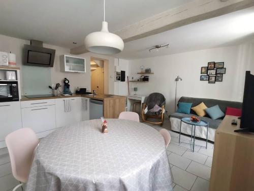 une cuisine et un salon avec une table dans la chambre dans l'établissement Gite Le Rimbach, à Soultz-Haut-Rhin