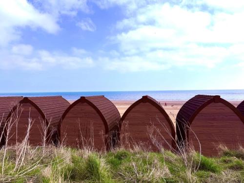 een rij houten barrières op het strand bij Carol's Chalet in Bridlington