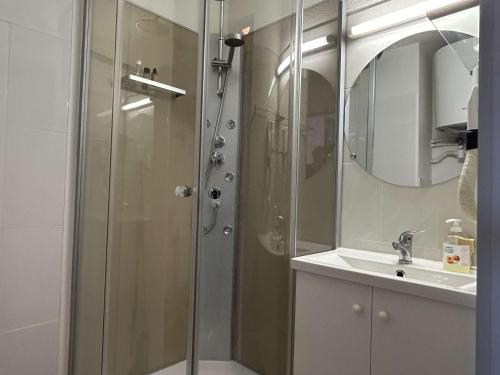 une salle de bain avec douche et lavabo dans l'établissement Appart Studio cabine 4 couchages BANYULS SUR MER BN120-4202, à Banyuls-sur-Mer