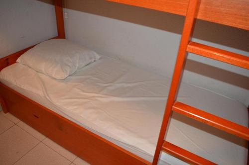 - un petit lit au-dessus d'un lit superposé dans l'établissement Appart Studio cabine 4 couchages BANYULS SUR MER BN120-4202, à Banyuls-sur-Mer