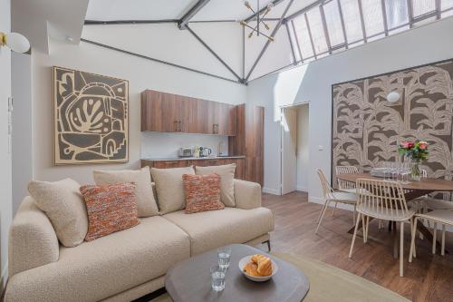 un salon avec un canapé et une table dans l'établissement Residence Levloft Paris, à Paris