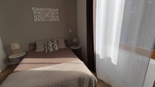 - une chambre avec un lit, 2 tables et une fenêtre dans l'établissement Studio L'epicea Climatisation Sejour Parfait, à Soultz-Haut-Rhin