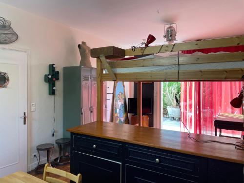 une chambre avec un grand aquarium sur une commode dans l'établissement Studio avec terrasse, salle d'eau et WC partagés, à Lorient