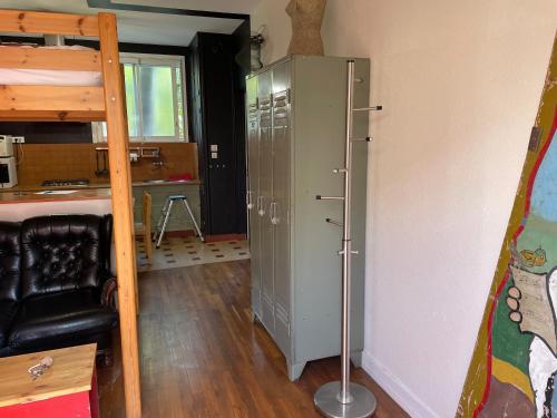 - un casier en métal dans une chambre située à côté d'un lit superposé dans l'établissement Studio avec terrasse, salle d'eau et WC partagés, à Lorient