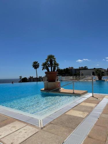 Bazén v ubytování Résidence piscine vue mer parking 4 personnes nebo v jeho okolí