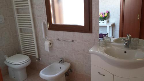 Ванна кімната в Appartamento Acero Rosso