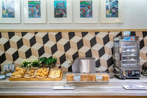 um balcão com produtos de pastelaria e outros produtos alimentares em Holiday Inn Express Bangkok Sathorn by IHG em Banguecoque
