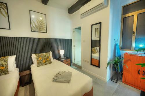a bedroom with a bed and a dresser in a room at Cozy flat. Swim beach 2 minutes walk. The Old Valletta MCRI1-1 in Valletta