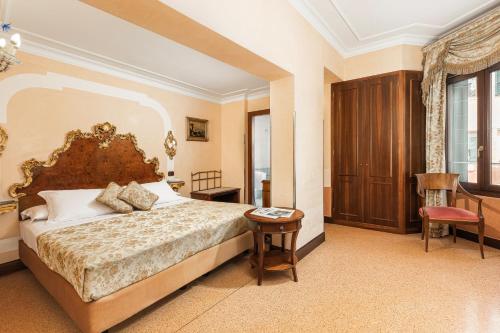Postel nebo postele na pokoji v ubytování Hotel San Moisè