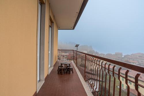a balcony of a building with a table and chairs at Bright and scenic flat 7km from Bellagio downtown in Civenna