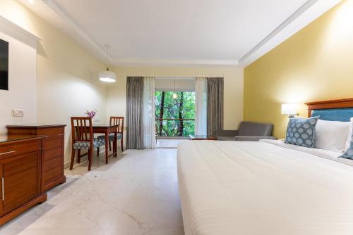 Postel nebo postele na pokoji v ubytování Club Mahindra Golden Landmark, Mysuru