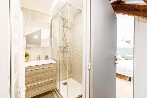une salle de bain avec douche et lavabo dans l'établissement L'OPAL Wifi Télétravail Centre-ville, à Angers