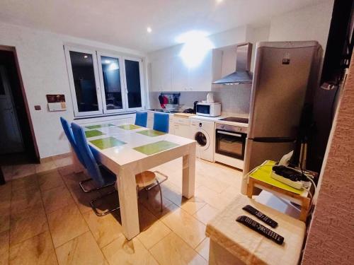 Kuchyň nebo kuchyňský kout v ubytování Joli Duplex