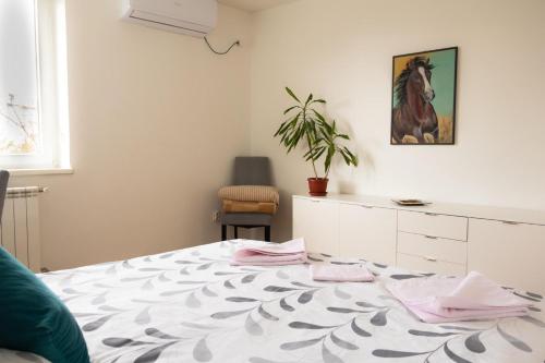 En eller flere senger på et rom på Apartment Mona